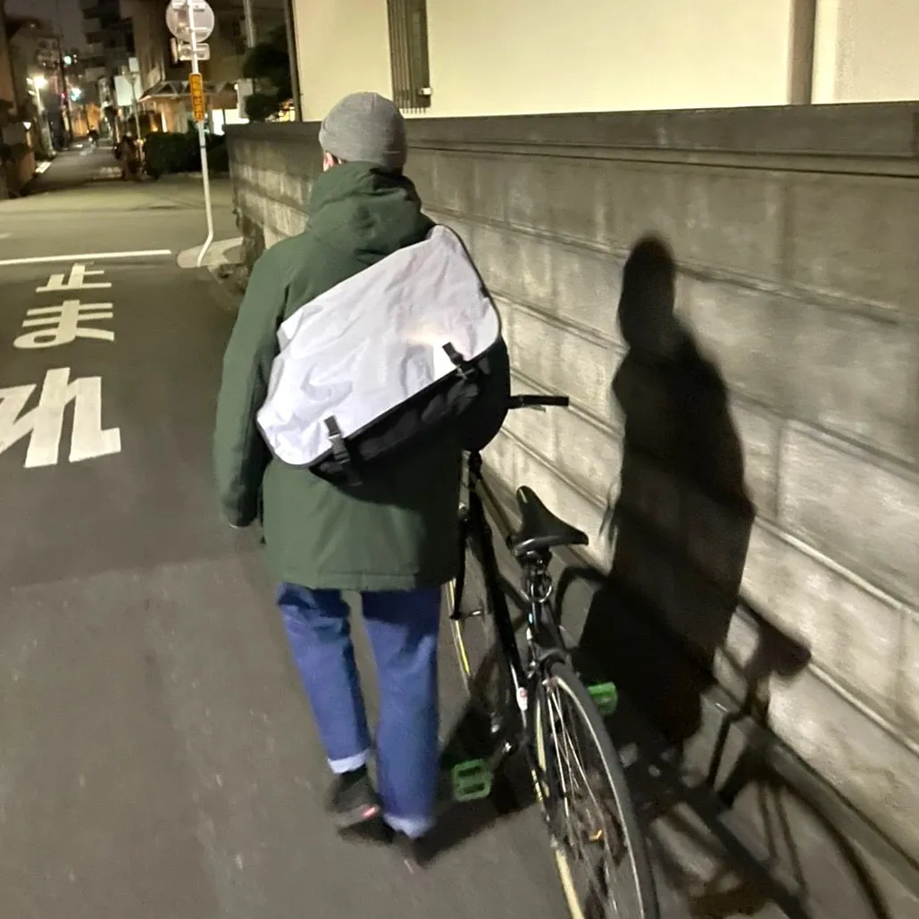 PACKING REFLECTIVE MESSENGER BAG