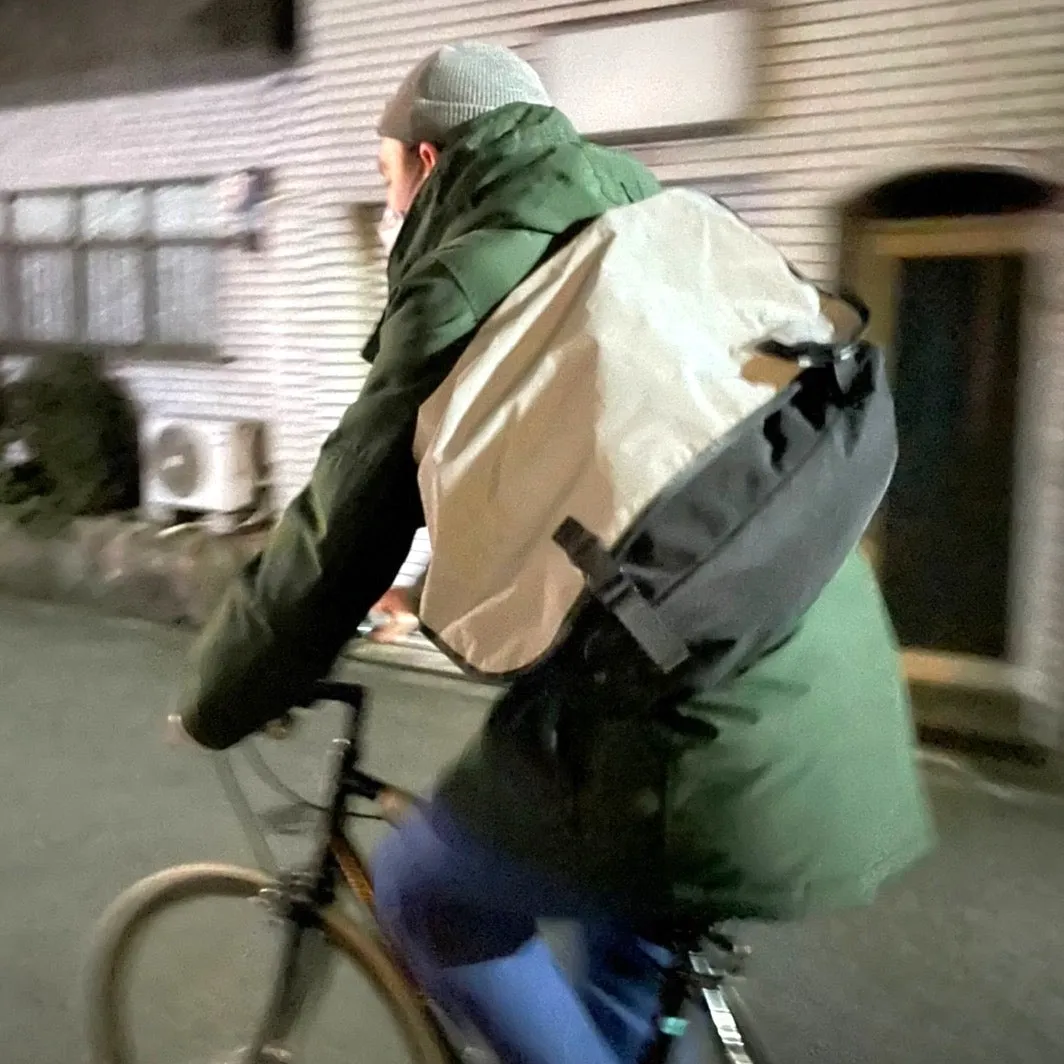 PACKING REFLECTIVE MESSENGER BAG